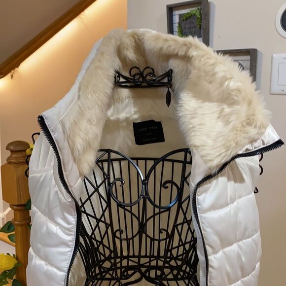 ✨Love Tree Puffer Jacket Sleeveless With Fur Collar✨ - Picture 5 of 13
